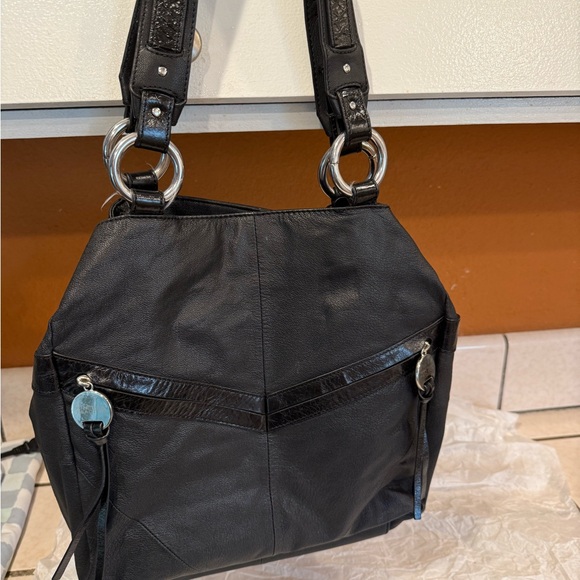 Kenneth Cole Reaction Black leather and Silver accents Shoulder Bag - Picture 2 of 9